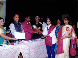 ms yamini deshmukh felicitates as college idol 2016-17