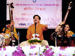 guest artist Makrand hingone performed in sangeet mahotsav 2017