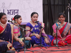 डॉ. बाबासाहेब आंबेडकर मराठवाडा विद्यापीठ आयोजित केंद्रीय लोककला उत्सव 2025 मध्ये संगीत विभागातील विद्यार्थिनी भजन सादर करताना