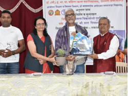 ’व्यक्तिमत्त्व विकासाची गुरुकिल्ली’ या विषयावरील व्याख्यान प्रसंगी मार्गदर्शक गिर्यारोहक श्री. शरद कुलकर्णी (ठाणे) यांचा सत्कार करताना संस्थेचे सहसचिव ॲड . श्री. नरेंद्र देशपांडे, प्राचार्य डॉ. सुनिता बाजपाई व कार्यक्रमाधिकारी डॉ. मीनाक्षी निमकर - देव (दि. २३/९/२०२५)