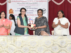 विद्यार्थी समुपदेशन व्यवसाय मार्गदर्शन व व्यक्तिमत्त्व विकास’ या विषया वरील दोन दिवसीय कार्यशाळेमध्ये ’’लेखन, वाचन व संभाषणातून व्यक्तिमत्त्व विकास’’ या विषयावर आधारित मार्गदर्शन प्रसंगी मार्गदर्शक डॉ. समिता जाधव यांचा सत्कार करतांना प्राचार्या डॉ. बाजपाई व उपस्थित मान्यवर (दि. ३/१०/२०२५)