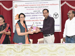 विद्यार्थी समुपदेशन व्यवसाय मार्गदर्शन व व्यक्तिमत्त्व विकास’ या विषया वरील दोन दिवसीय कार्यशाळेमध्ये 'स्पर्धापरीक्षा मार्गदर्शन’’ या विषयावरील व्याख्यान प्रसंगी मार्गदर्शक धर्मादाय निरीक्षक श्री. जयसिंग मुसाळे व श्री. आकाश वानखेडे यांचा सत्कार करतांना प्राचार्या डॉ. बाजपाई व उपस्थित मान्यवर (दि. ४/१०/२०२५)