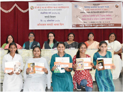 अभिजात मराठी भाषा दिना निमित्त आयोजित निबंध लेखन स्पर्धेतील पुरस्कार प्राप्त विद्यार्थिनी व उपस्थित मान्यवर (दि.३/१०/२०२५)