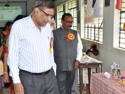 M.L.& G.S. Members and Pricipal With Shri Atulji Sawe Visit to Exhibition